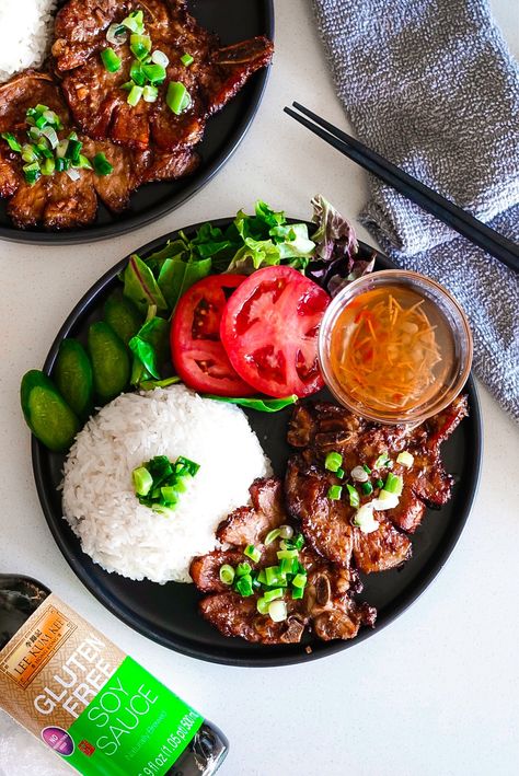 Com Suon Nuong Recipe, Beef Vermicelli Bowl, Vietnamese Vermicelli Bowl, Kohakutou Candy, Vietnamese Vermicelli, Beef Vermicelli, Vermicelli Bowl, Frying Pan Recipes, Quick Buns