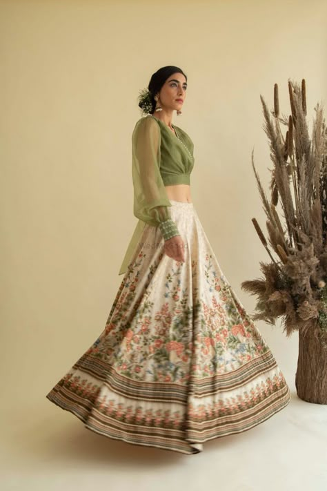 Vintage Lehenga, Cream Lehenga, Indian Outfits Lehenga, Lehnga Dress, Gaun Fashion, Indian Gowns Dresses, Traditional Indian Outfits, Embroidered Lehenga, Lehenga Blouse