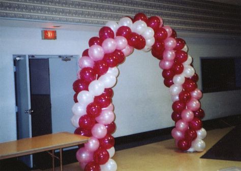 How to Make a Balloon Arch Cluster Make A Balloon Arch, Balloon Archway, Balloon Helium, Balloon Arch Diy, Arch Balloon, Floating Balloons, Rose Gold Balloons, Up Balloons, Green Balloon