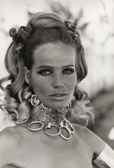 Photographer Franco Rubartelli shot this iconic portrait of model Veruschka on location in Egypt for the April 1967 Vogue. Description from pinterest.com. I searched for this on bing.com/images 70s Fashion Icons, Patti Hansen, Portrait Female, Jerry Hall, Jean Shrimpton, Lauren Hutton, Fur Coat Vintage, Vintage Fashion Photography, Linda Evangelista