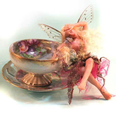 Teacup fairy Fairy Court, Amy Brown Fairies, Christmas Fairies, Magic Creatures, Halloween Lamps, Fairy Costumes, Polymer Clay Fairy, Fairy Art Dolls, Fairy Jars