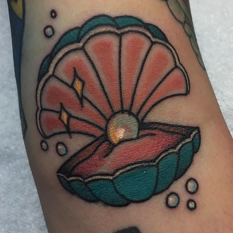 Little clam on the elbow ditch fun fun! Thank you shari X by gemcartertattoo Clam Tattoo, Pearl Tattoo, Cool Tattoo Drawings, Sleeves Ideas, Best Friend Tattoos, Nautical Art, American Traditional Tattoo, Friend Tattoos, Fun Fun