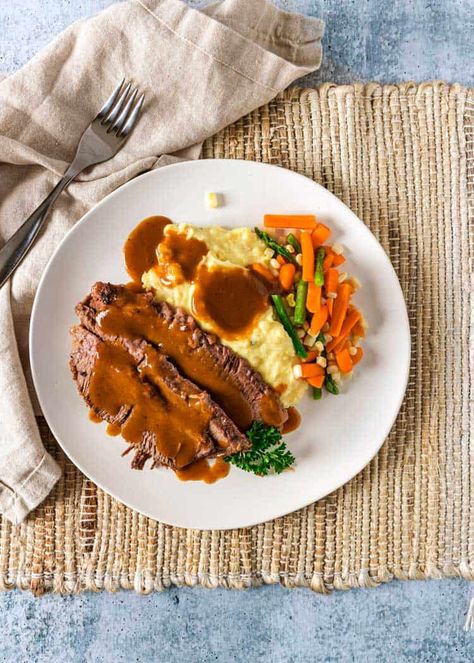 Yankee Pot Roast starts with a pan seared, seasoned beef brisket that gets braised then served with vegetables and a gravy made from the braising liquid. Yankee Pot Roast, Braising Liquid, Tomato Dinner, Pot Roast Recipe, Beef Pot Roast, Roast Beef Recipes, Brisket Recipes, Smoked Beef, Roast Recipe