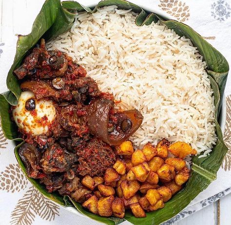 1,075 Likes, 4 Comments - Chefcook NG (@chefcook_recipe) on Instagram: “RICE, OFADA SAUCE AND PLANTAIN 🥰🥰 share your experience on this . ⁣📸: @thekitchenmuse👌” Ofada Sauce, Rice And Sauce, Ofada Rice, African Dishes, Text Logo Design, Chana Masala, Cobb Salad, Curly Hair Styles, Rice