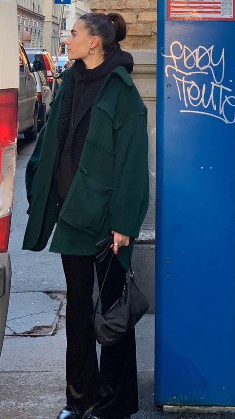 Dark Green Outfit Color Combos, Dark Green Coat Outfit, Dark Green Jacket Outfit, Dark Green Outfit Aesthetic, Dark Green Outfit Ideas, Deep Winter Color Palette Outfits, Dark Green Leather Jacket, Green Coat Outfit, Spring Jacket Outfit