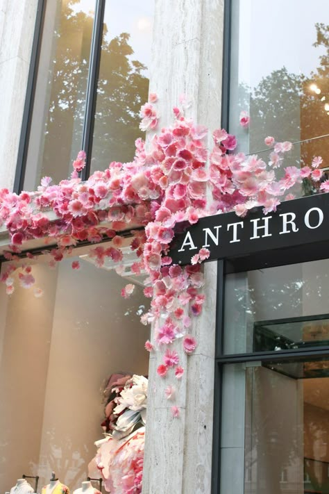 Store Tour: Hallo, Düsseldorf - Anthropologie Blog Bridal Shop Decor, Anthropologie Window Display, Anthropologie Display, Spring Window Display, Jewelry Shop Display, Window Display Retail, Window Display Design, Spring Window, Whimsical Woodland