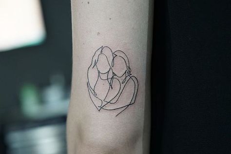 Sister tattoo.  Made by John Balestri    #Uncategorized Tattoo Twins Sister, People Outline Tattoo, Tattoo Silhouette, Continuous Line Tattoo, Family Tattoo Ideas, Roots Tattoo, Maching Tattoos, Twin Tattoos, One Line Tattoo