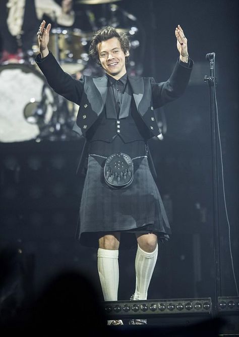 So cheeky: The Sign Of The Times hitmaker remained coy on whether or not he donned the kilt like a true Scotsman — without underwear Harry Styles Outfit, Baby Frog, Holmes Chapel, Outfit Essentials, Harry Styles Live On Tour, Husband Material, Harry Styles Live, Men In Kilts, Harry Styles Wallpaper