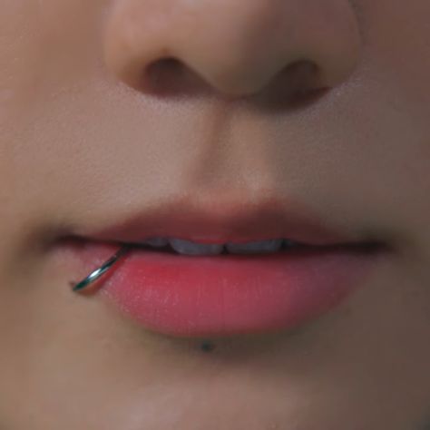 Persing Lips, Piercing Na Boca Labret, Labret Lateral, Piercing Boca, Body Piercing Kit, Spiderbite Piercings, Kpop Kiss, Lip Piercing Ring, Spider Bite Piercing