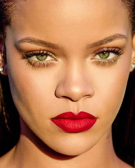 Rihanna Red Lipstick, Rihanna Face, Iman And David Bowie, Eyebrow Slits, Rihanna Makeup, Freestyle Music, Rihanna Love, Bright Red Lipstick, Rihanna Outfits