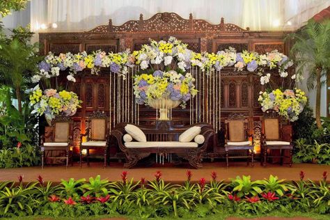 Java Classical Warm by MawarPrada Wedding Decoration - 001 Beach Reception Decorations, Javanese Wedding, Elegant Wedding Themes, Wedding Ceremony Ideas, Wedding Reception Backdrop, Wedding Background Decoration, Wedding Stage Design, Dream Wedding Decorations, Wedding Backdrop Design