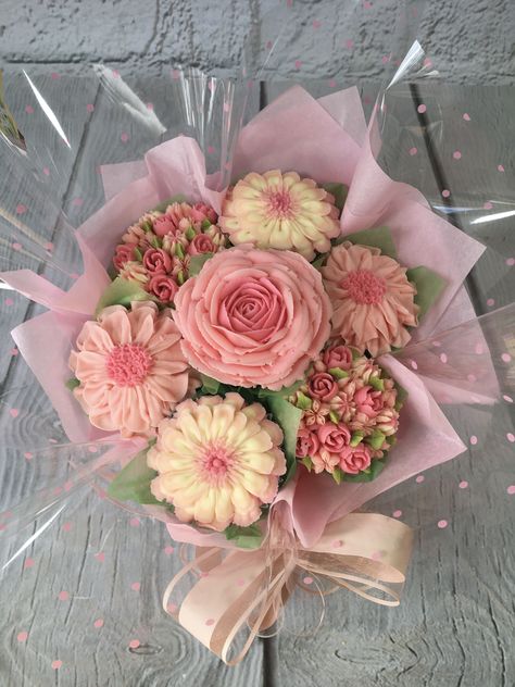 Small Cupcake Bouquet, Bouquet Of Cupcake Flowers, Cake Bouquet Flowers, Flower Bouquet Cupcakes, Cupcakes Rosas, Bouquet Cupcakes, Cupcake Flower Bouquets, Cupcakes Flores, Deserts Cupcakes