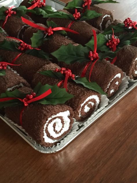 Yule Log Recipe, Roll Towels, Jul Mad, Yule Log Cake, Towel Cakes, Log Cake, How To Roll Towels, Corner Store, Swiss Roll