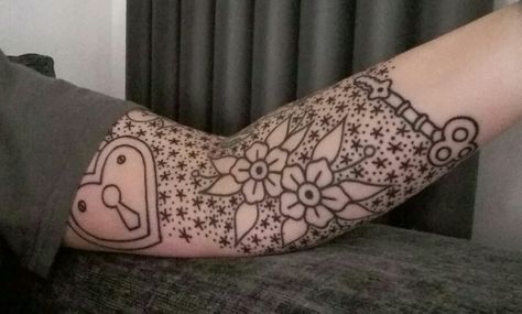 Spotty Tattoo Sleeve, Star And Dots Tattoo, Stars And Dots Tattoo, Traditional Stars And Dots Tattoo, Dot Work Gap Filler Tattoo, Flowers Sleeve Tattoo, Dots Tattoo, Pointillism Tattoo, Traditional Flowers