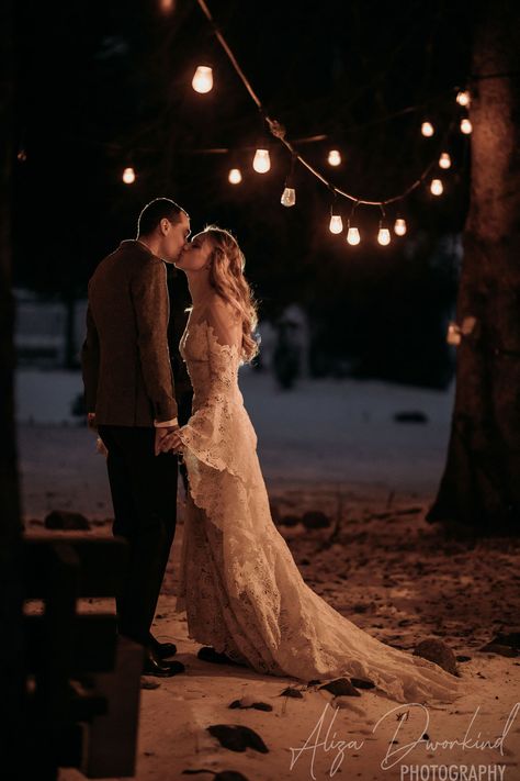 Couple Fairy Lights Photoshoot, Candlelight Couples Photoshoot, Winter Wedding Pictures Outdoor, Indoor Winter Wedding Photos, Night Time Wedding Photos, Night Time Engagement Photos, Wedding Photography Settings, Outside Wedding Pictures, Low Light Wedding