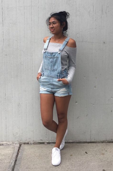 Off-the-shoulder top with overall shorts Off The Shoulder Top With Overalls, Overall Shorts Outfit Fall, Overall Shorts Outfit, Jacket Outfit Women, Jeans Outfit Fall, Fall Jeans, Jeans Outfit, Off The Shoulder Top, Hair Tips