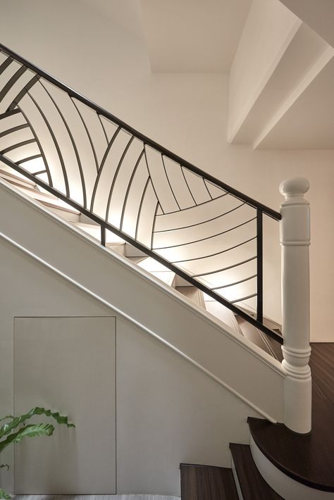 Unique Stair Railing Ideas, Forged Railing, Metal Staircase Railing, درابزين السلم, Steel Stair Railing, Interior Stair Railing, Modern Stair Railing, Staircase Railing, Staircase Railing Design