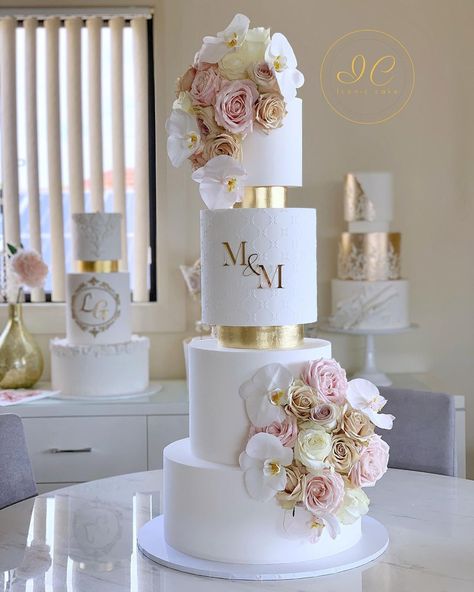 White Cake, Gold, Roses, Orchids, Wedding, Buttercream - @iconic.cake Latest Cake Design, White And Gold Wedding Cake, Fancy Wedding Cakes, Pretty Wedding Cakes, Big Wedding Cakes, Dream Wedding Cake, Cake Blog, Amazing Wedding Cakes, Fancy Wedding