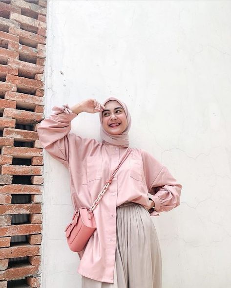 Dusty Pink Outfit Ideas, Pink Hijab Outfit, Dusty Pink Outfits, Outfit Ideas Hijab, Blush Outfit, Pink Ootd, Pink Hijab, Ootd Hijab Casual, Classy Summer Outfits