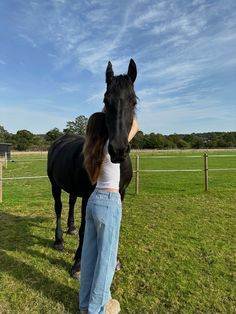 Horse Riding Aesthetic Outfit, Fresians Horses Aesthetic, Black Horse Riding, Equitation Aesthetic, Equestrian Summer, Horseback Riding Outfit, Riding Outfit Equestrian, Horse Girl Aesthetic, Aesthetic Equestrian