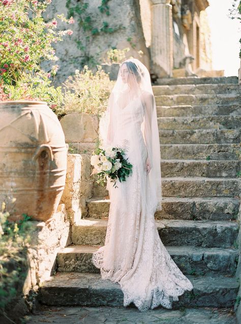 An elegant Amalfi Coast Bridal Session with a backless gown by Katie Nicoll Photography | Wedding Sparrow French Lace Wedding Gown, Woodland Wedding Bouquet, Wedding Dress Fishtail, Gown Couture, Low Back Wedding Dress, Fishtail Wedding Dress, Backless Gown, Blush Wedding Dress, Couture Bridal Gowns