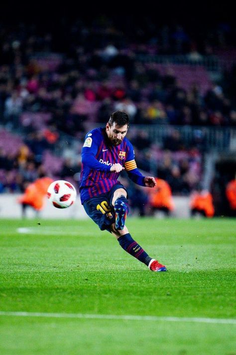 Soccer Poses, Fc Barcelona Players, Messi Pictures, Fc Barcelona Wallpapers, Messi Videos, Lionel Messi Barcelona, Messi Soccer, Ronaldo Juventus, Lionel Messi Wallpapers