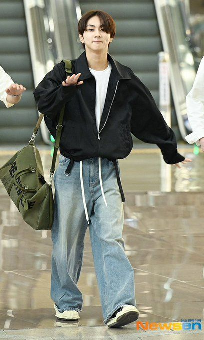 (9) ENHYPEN ASIA (@AsiaEnhypen) / X Airport Fits, Outfits Hombre, Men Fashion Casual Outfits, Fashion Fits, Airport Style, Airport Outfit, Kpop Outfits, Kpop Fashion, Pop Fashion