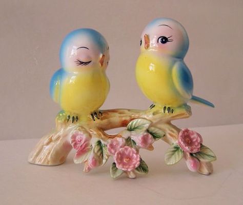 Norcrest birds on a blossomy bough. Bluebird Vintage, Vintage Knick Knacks, Diy Home Decor Ideas, Blue Birds, Vintage Bird, Vintage Memory, Vintage Kitsch, Ceramic Birds, Bird Decor