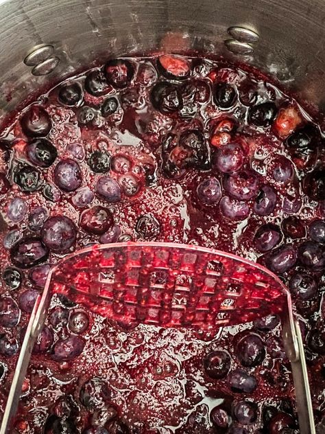 Preserve and enjoy summer's fresh blueberries with this beginner's guide to making and canning blueberry jam. Canning Blueberry Jam, Homemade Blueberry Jam, Blueberry Toast, Blueberry Ricotta, Ricotta Stuffed Chicken, Ricotta Toast, Fibro Fog, Low Histamine Diet, Blueberry Compote