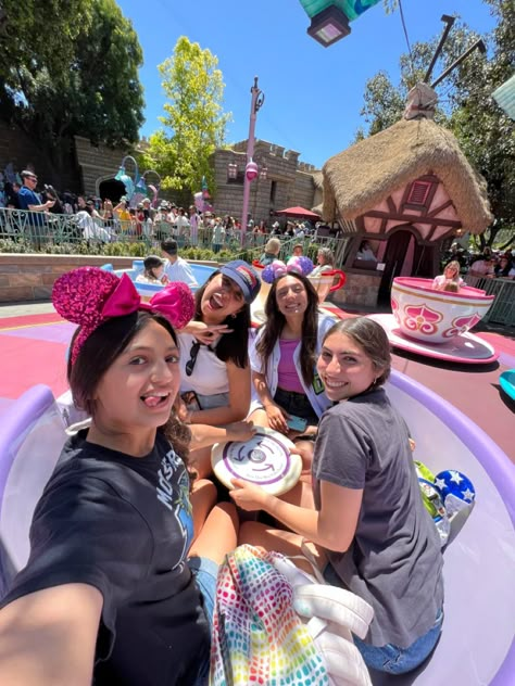 Disney With Friends, Disney Land Pictures, Disneyland Pics, Disney Movie Collection, Disney World 2024, Disney Trip Ideas, Disney Poses, Disney Picture Ideas, Disney Lifestyle