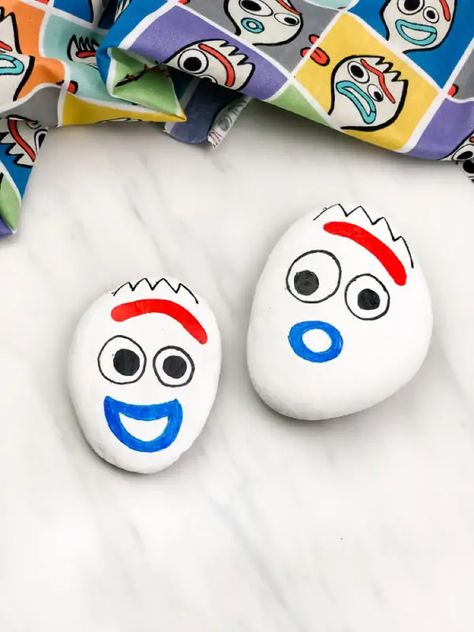 Looking for a fun Toy Story art project for the family to do together? These painted rock Forkys are a simple idea for kids!#simpleeverydaymom #forky #toystory #toystory4 #disney #kidsactivities Simple Rock Art Ideas, Toy Story Rock Painting, Sully Rock Painting, Cute Simple Rock Painting Ideas, Family Rock Painting, Disney Rock Painting Ideas Easy, Rock Painting Ideas Big Rocks, Painted Rocks Characters, Paint Rock Ideas