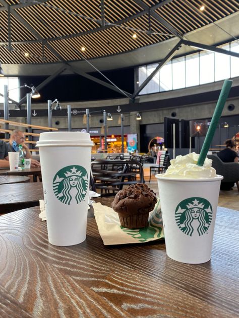 Airport Cafe, Starbucks Wallpaper, Airport Food, Café Starbucks, Starbucks Aesthetic, Starbucks Locations, Malaga Airport, Snap Filters, Airport Pictures