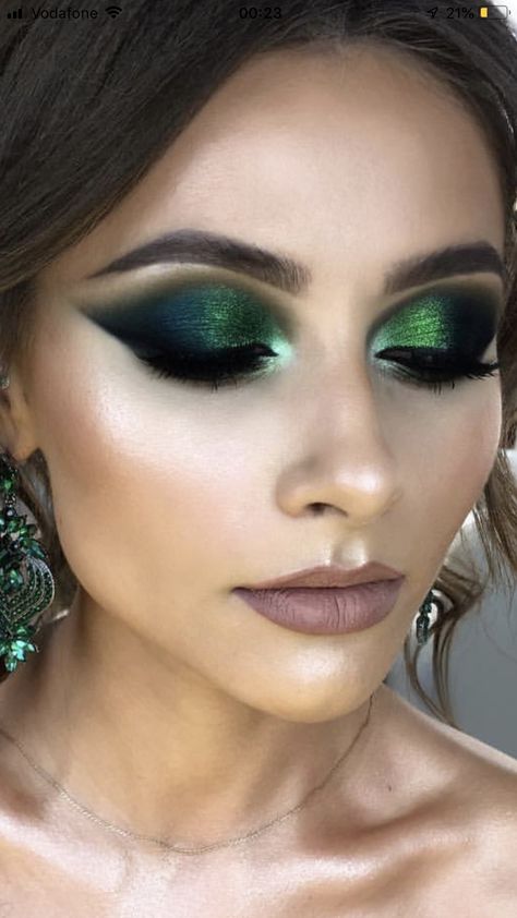 Emerald Green Smokey Eye Makeup, Black And Green Makeup Looks, Dark Green And Silver Makeup, Emerald Green Makeup Looks Full Face, Emerald Green Full Face Makeup, Emerald Green Under Eye Makeup, Classic Eyeliner, Party Eye Makeup, Prom Eye Makeup