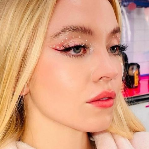 Sidney Sweeney Makeup, Cassie Howard Makeup, Caity Baser, Look Euphoria, Donni Davy, Cassie Howard, Euphoria Aesthetic, Bold Makeup Looks, Eye Makeup Looks