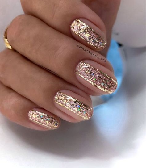 Gold Winter Nails 2023-2024: 15 Glamorous Ideas - thepinkgoose.com Gold Winter Nails, Gold Holiday Nails, Beauty Of Winter, Girls Nail Designs, Makeup Nails Designs, Gel Nail Art Designs, With Nails, Work Nails, Rose Gold Nails