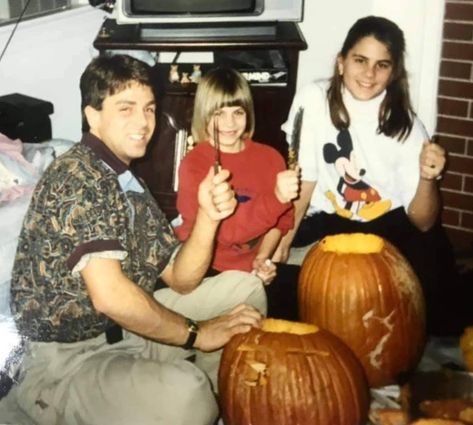 80s Thanksgiving, 1980s Halloween, 1990s Halloween, Halloween 80s, 80s Halloween, Halloween Pumpkin Carving, Teen Halloween, Candid Photo, Carving Pumpkins