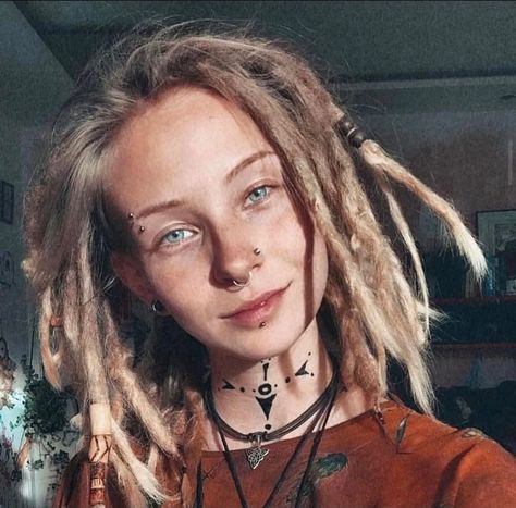 💛 yuka.vilano 💛 • • • #dreads #dreadgirl #dreadgirls #hippiedreads #hippiegirl #hippiechic #hippievibes #hippiesoul #hippieheart #hippieatheart #dreadlocks #dreadstyles #dreadstagram #dreaded #girlswithdreads #girlswithdreadlocks #dreadgirl #dreadgirls #dreadgang #dreadies #dreadhair #hippie #hippies #hippiegirl #hippiechic #hippiestyle 60s Fashion Hippie, Female Dreadlocks Styles, Hippie Dreads, White Dreads, Dreads Styles For Women, Blonde Dreadlocks, Dreads Girl, Hippie Lifestyle, Hippie Hair