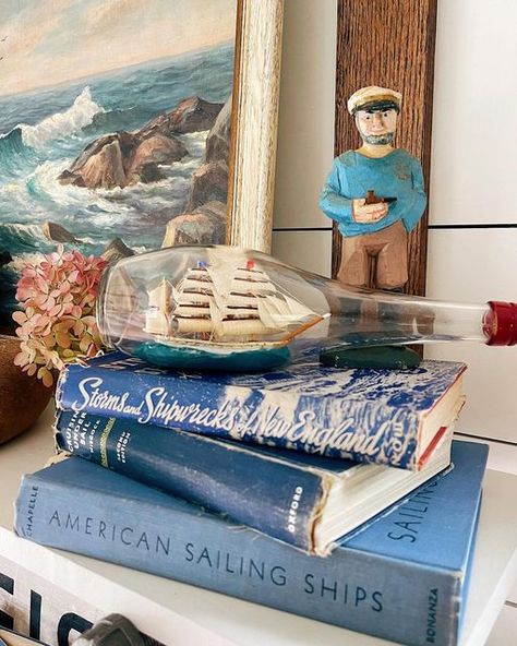 Ocean Academia, Vintage Beach House Decor, Coastal Grandpa, Coastal Styling, Vintage Coastal Decor, Nantucket Style, Styling Shelves, Beachy Room, Nautical Crafts