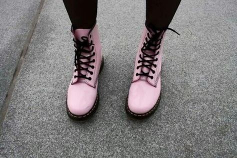 Pastel Pink Doc Marten's Outfits Con Botas Timberland, Pink Doc Martens, Pink Combat Boots, Neo Grunge, Nymphadora Tonks, Doc Martens Boots, Tokyo Street Fashion, Pastel Grunge, Boating Outfit