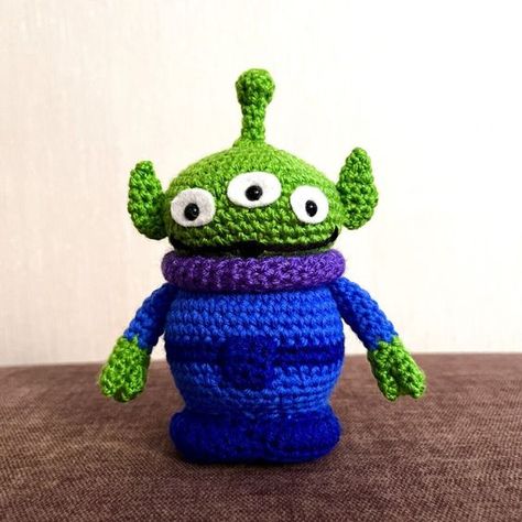 Green Alien Crochet Pattern Crochet toy story #crochettoystory #crochet #crochettoy #crochettoys 5.212 Diy Toys, Toy Story, Cute Crochet, Crochet Toys, Amigurumi, Toys, Crochet