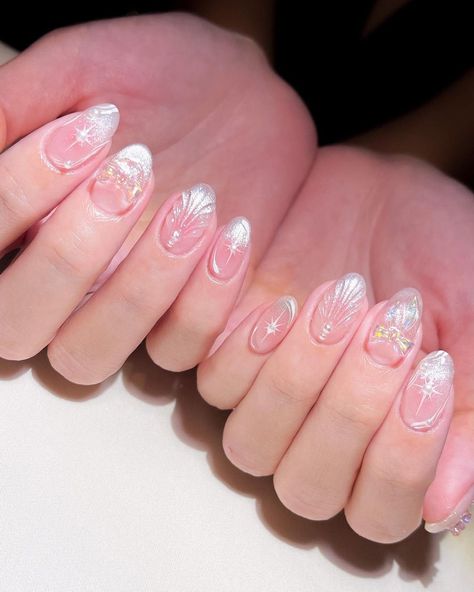 Stunning Short Square Nails for Summer 2024: Dominican Styles Almond Nails Asian Style, Seashell French Tip Nails, Korean Almond Nails Designs, Starfish Nails Design, Ocean Nails Designs, Nailart Simple Elegant, Ocean Nails Sea, Almond Nails Designs Short, Seashell Nail Art