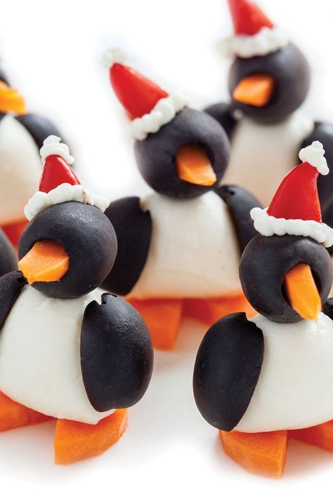 Your guests will be impressed when these Marching Olive & Mozzarella Penguins are served as an appetizer! Olive And Mozzarella Penguins, Olive Penguins Appetizers, Penguin Charcuterie Board, Black Olive Penguins, Penguin Appetizers Olives, Penguin Food Ideas, Penguin Party Food, Mozzarella Penguins, Marshmallow Penguins