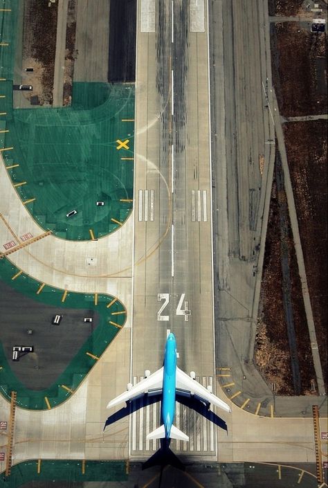 birds eye view of a plane on a runway - Imgur Photo Avion, Airport Runway, Photoshop Cc, Foto Art, Boeing 747, Birds Eye View, Aerial Photography, Shoot Ideas, Birds Eye