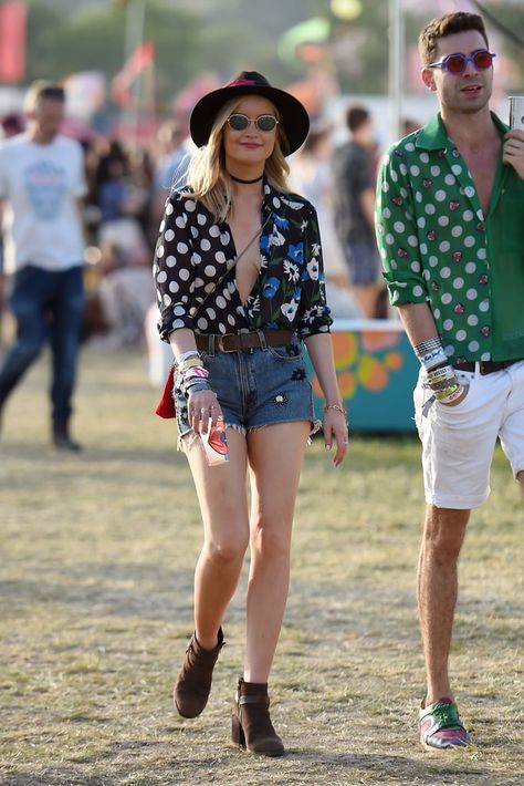 Festival Outfit Rain, Music Festival Looks, Trendy Festival Outfits, Outfit Rain, Winter Festival Outfit, Boho Festival Outfit, Festival Outfit Inspiration, British Celebrities, Summer Music Festivals