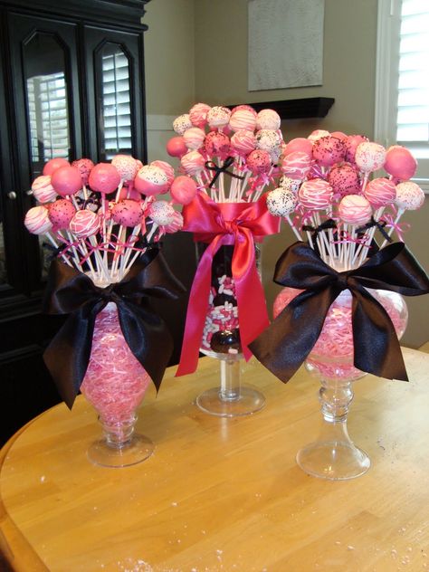 Cake pops in vases with styrofoam... cute centerpiece idea! Cake Pop Holder, Cake Pop Bouquet, Shower Dessert Table, Baby Shower Dessert, Cake Pop Displays, Bar A Bonbon, Baby Shower Dessert Table, Shower Desserts, Baby Shower Desserts