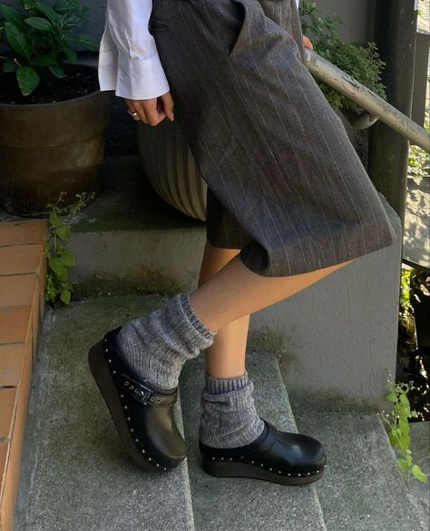 Socks And Clogs Outfit, Vintage Clogs Outfit, Jewellery Nails, Socks And Clogs, Vintage Clogs, Nails Vintage, Clogs Outfit, Trend 2024, Funky Outfits