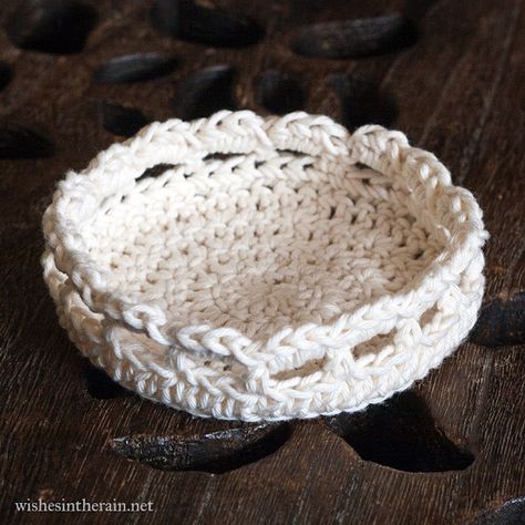 Crochet Coasters With Holder, Crochet Coaster Holder, Basket Design Ideas, Coasters Holder, Crochet Coasters Free Pattern, Crochet Bowl, Coaster Pattern, Christmas Gift Basket Ideas, Crochet Cozy