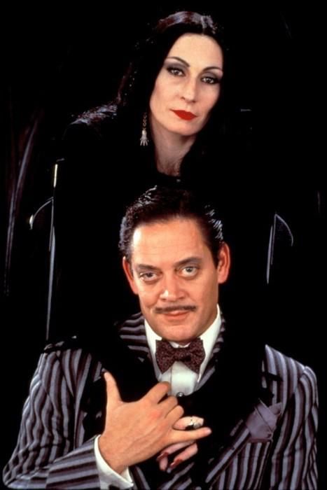 Anjelica Huston and Raul Julia, The Addams Family (1991). Adams Family Costume, Raul Julia, Morticia And Gomez Addams, Addams Family Movie, Addams Familie, Charles Addams, Gomez And Morticia, Gomez Addams, Carolyn Jones