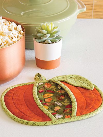 Pumpkin Pot Holder Pattern Pumpkin Pot Holder, Pumpkin Pot, Cozy Kitchens, Kitchen Sewing, Quilted Potholders, Beginner Sewing Patterns, Potholder Patterns, Sew Ins, Cozy Quilts