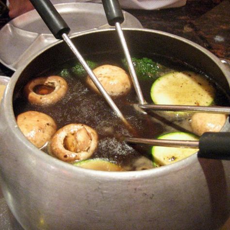 Vegetable Fondue, Broth Fondue, Cheese Fondue Party, Broth Fondue Recipes, Fondue Broth, Fondue Recipes Meat, Melting Pot Recipes, Fondue Dippers, Fondue Dinner